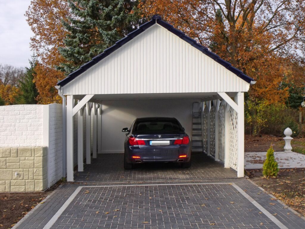 Weißes Spitzdach Einzelcarport mit schwarzen Dachsteinen