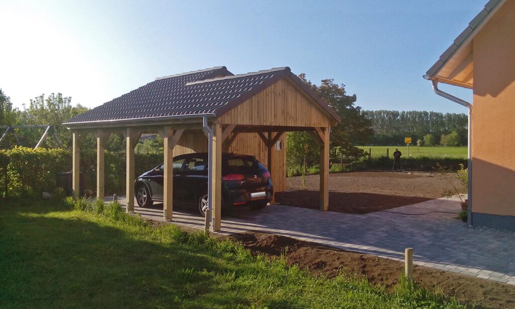 Spitzdach Einzelcarport als Winkelbau mit Abstellkammer