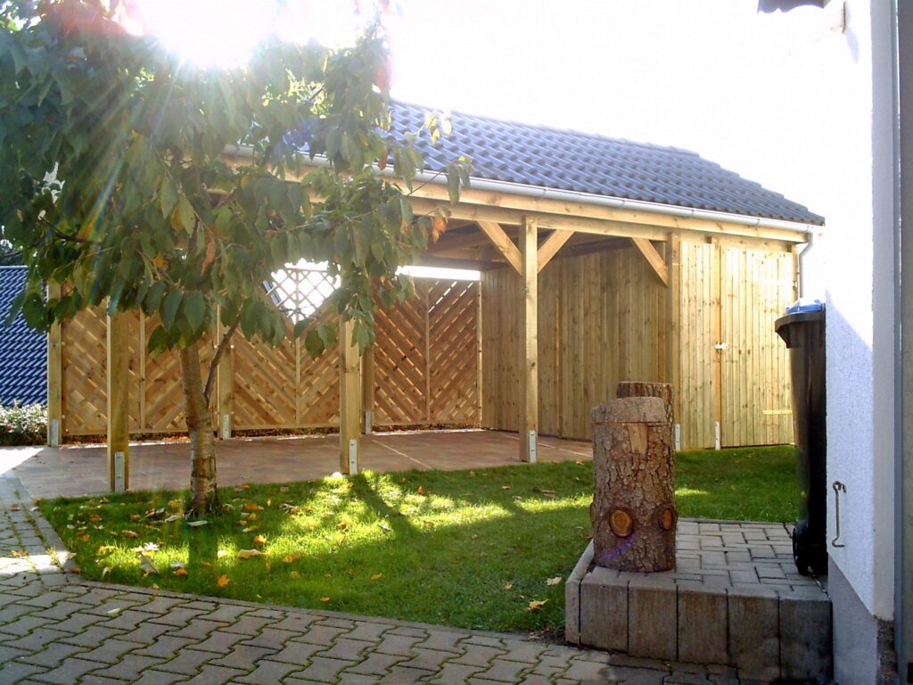 Spitzdach Einzelcarport mit Abstellkammer und Sichtschutz