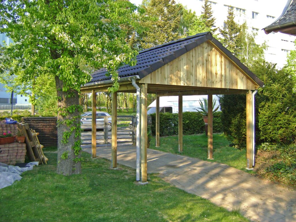 Spitzdach Einzelcarport mit schwarzen Dachsteinen