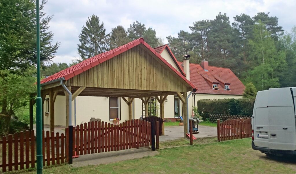 Spitzdach Doppelcarport mit roten Dachsteinen