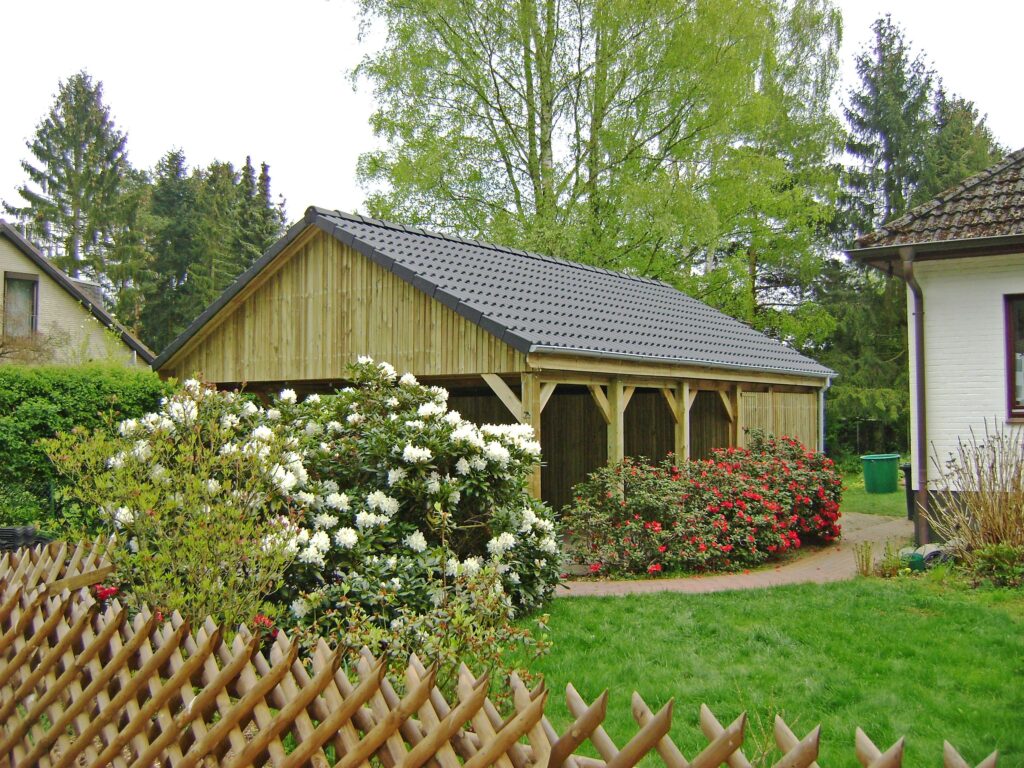 Spitzdach Doppelcarport mit dunklen Dachsteinen und Abstellkammer