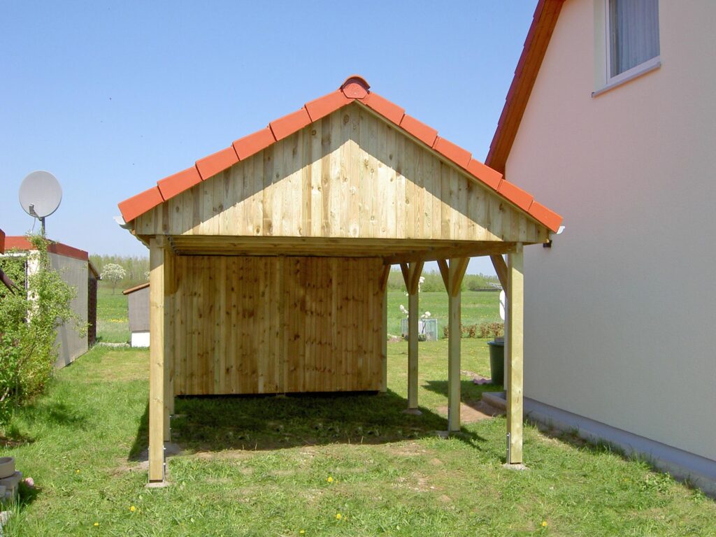 Spitzdach Einzelcarport mit roten Dachsteinen