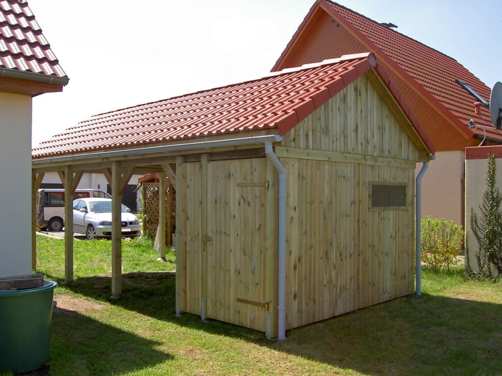 Spitzdach Einzelcarport mit roter Dachsteineindeckung