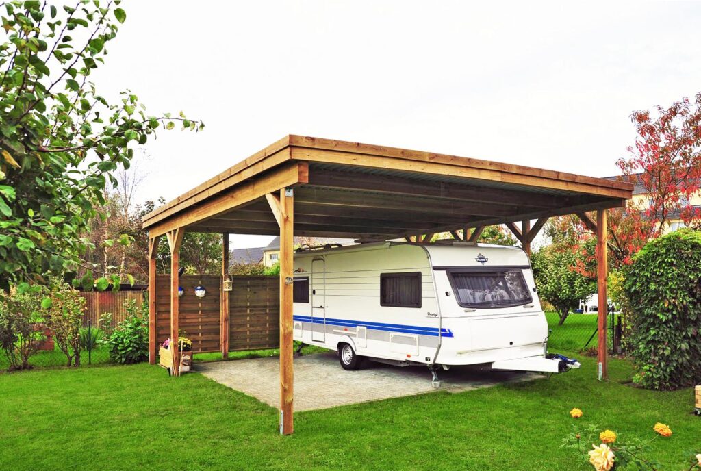 Hochdach Carport für Wohnmobil mit Holzblende