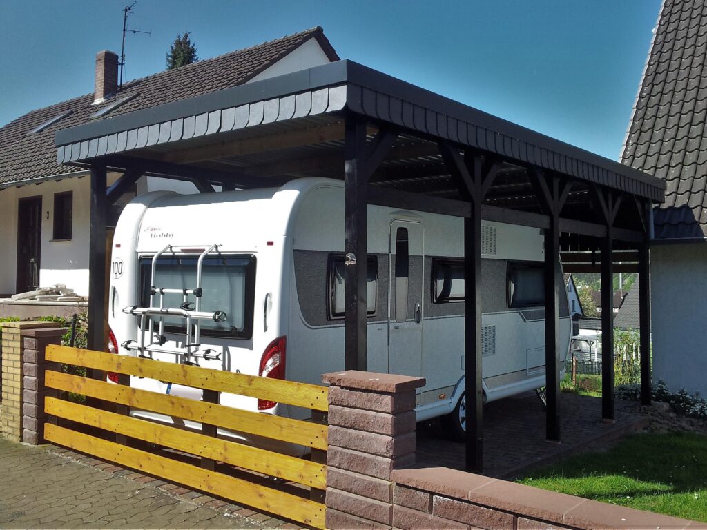 Hochdach Einzelcarport für Wohnmobil mit Schindelblende