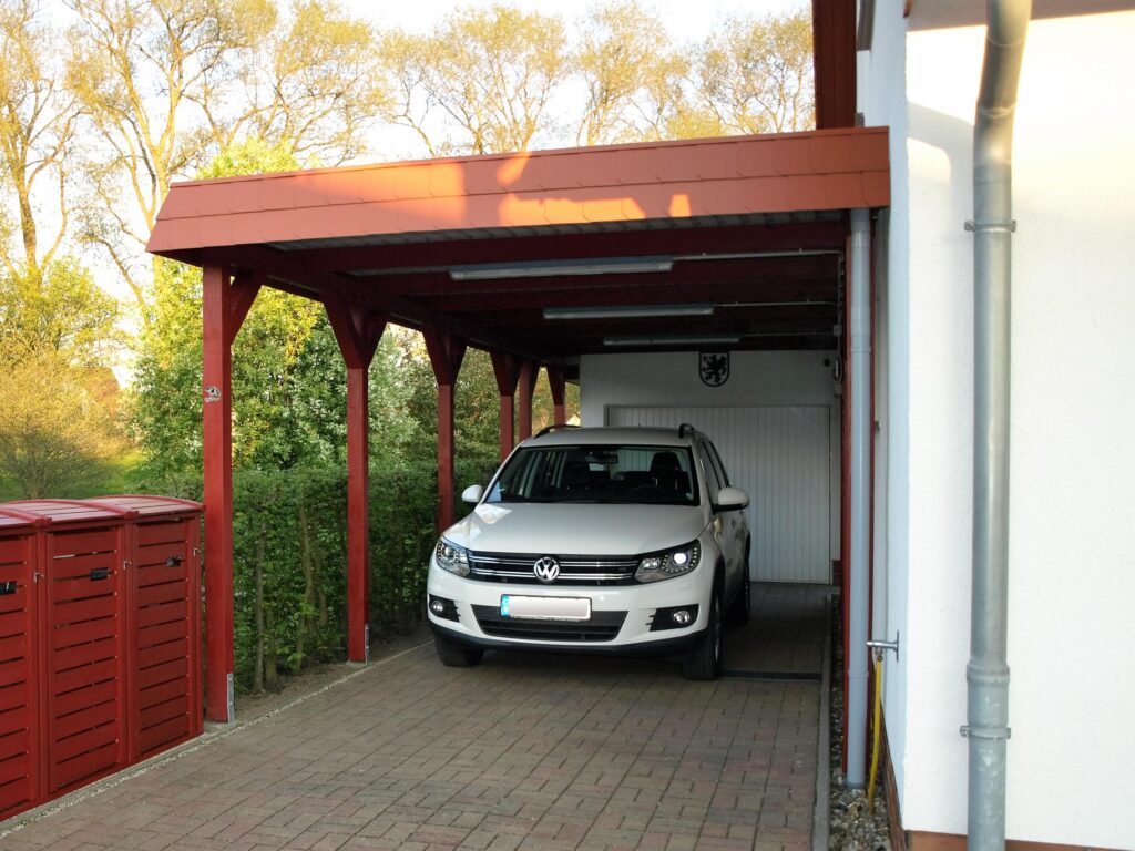Hochdach Einzelcarport für Wohnmobil mit Schindelblende