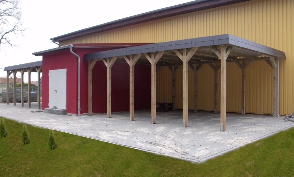 Hochdach Einzelcarports für Wohnmobile mit Schindelblende