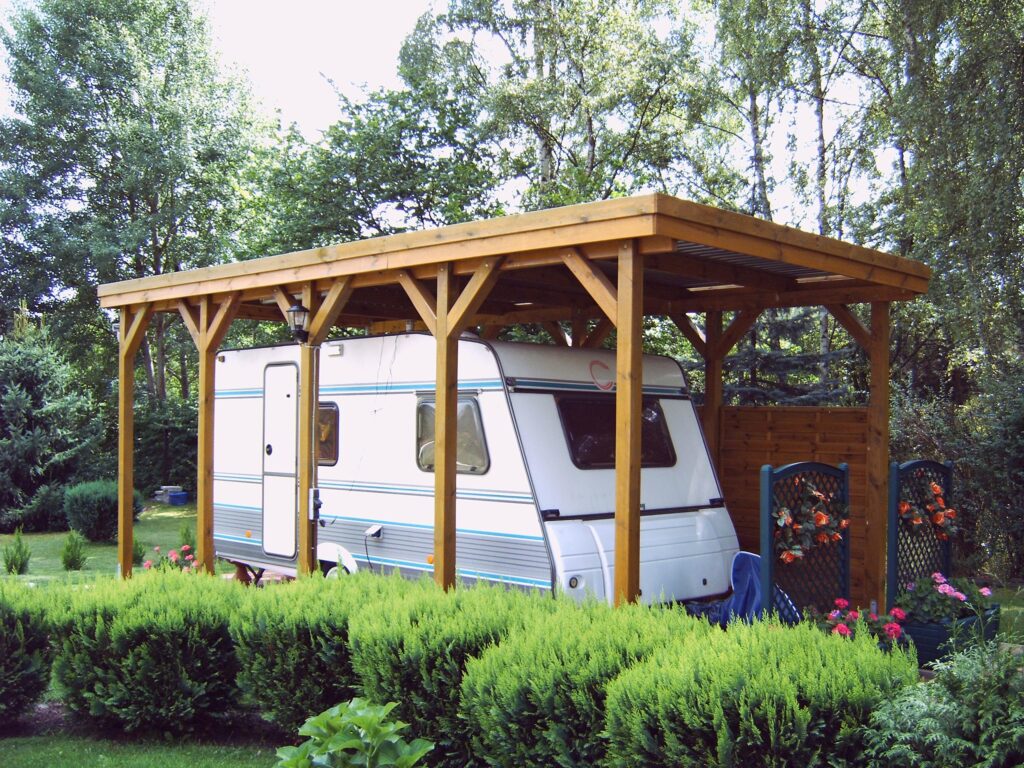 Hochdach Einzelcarport für Wohnmobil mit Holzblende