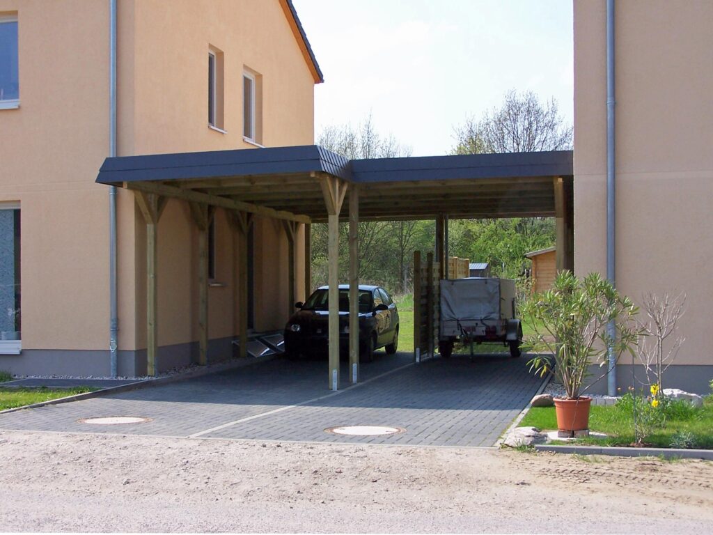 Hochdach Doppelcarport für Wohnmobil mit Schindelblende