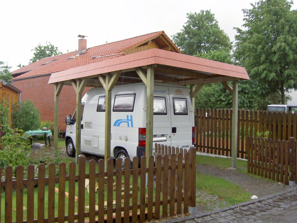 Hochdach Einzelcarport für Wohnmobil mit Schindelblende