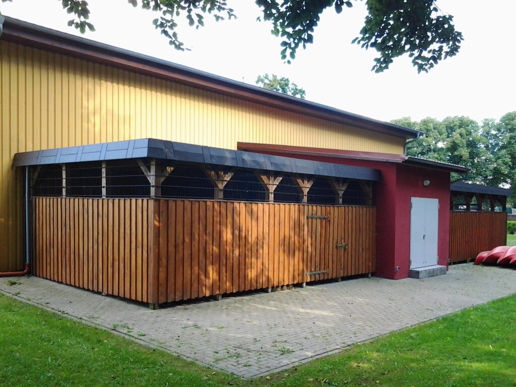 Hochdach Einzelcarport mit Schindelblende