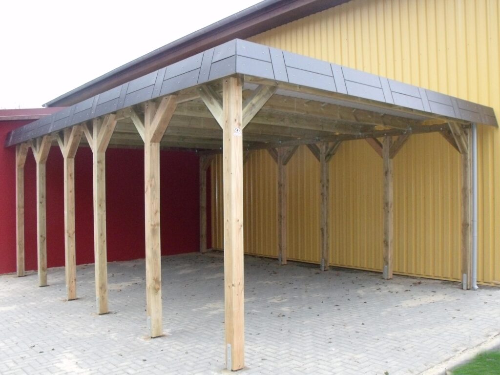 Hochdach Einzelcarport für Wohnmobil mit Schindelblende
