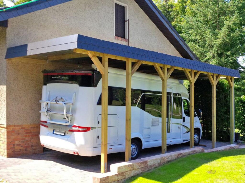 Hochdach Einzelcarport für Wohnmobil mit Schindelblende