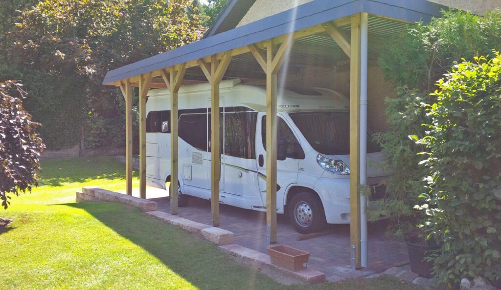 Hochdach Einzelcarport für Wohnmobil mit Schindelblende