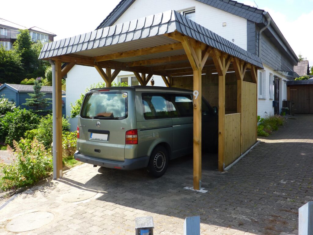 Hochdach Einzelcarport für Wohnmobil mit Holzblende