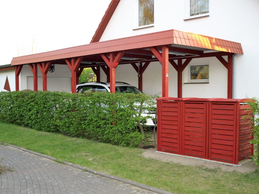 Hochdach Einzelcarport für Wohnmobil mit Schindelblende