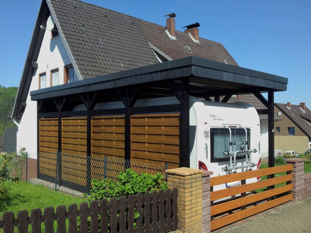 Hochdach Einzelcarport für Wohnmobil mit Holzblende