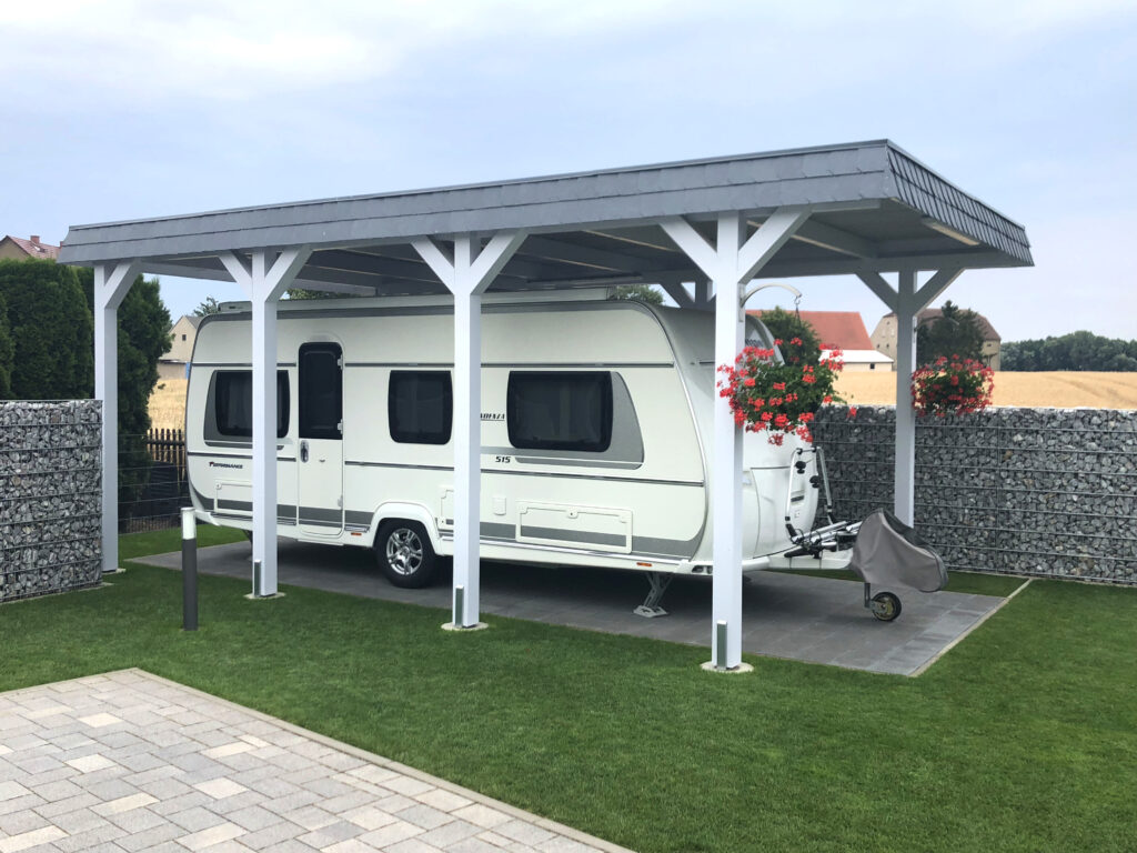 Hochdach Einzelcarport für Wohnmobil mit Schindelblende