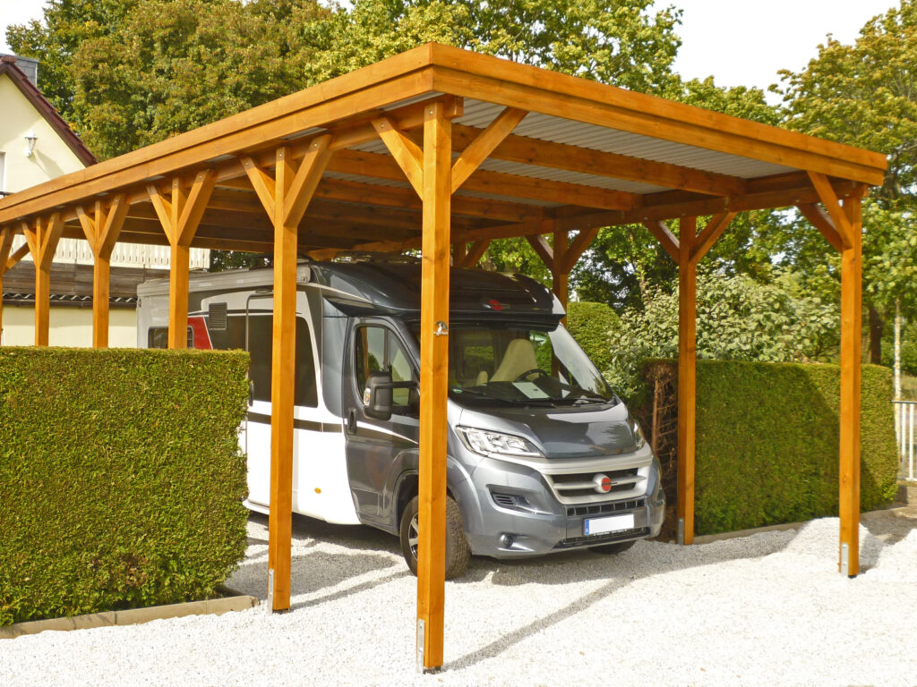 Hochdach Einzelcarport für Wohnmobil mit Holzblende