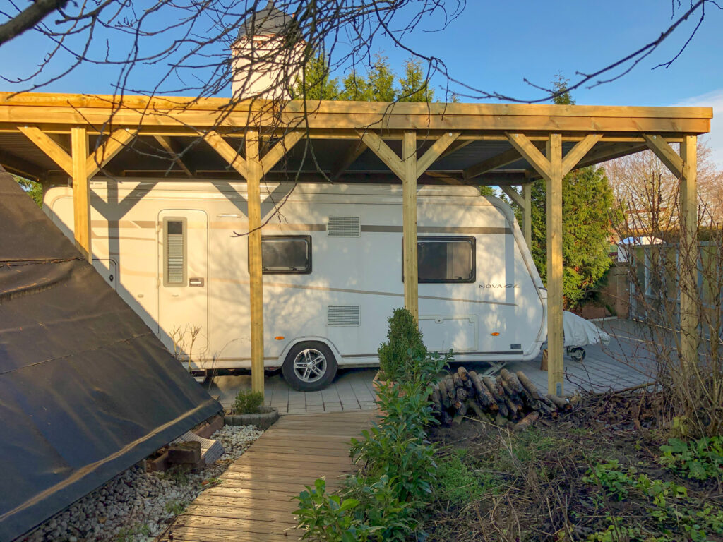 Hochdach Einzelcarport für Wohnmobil mit Holzblende