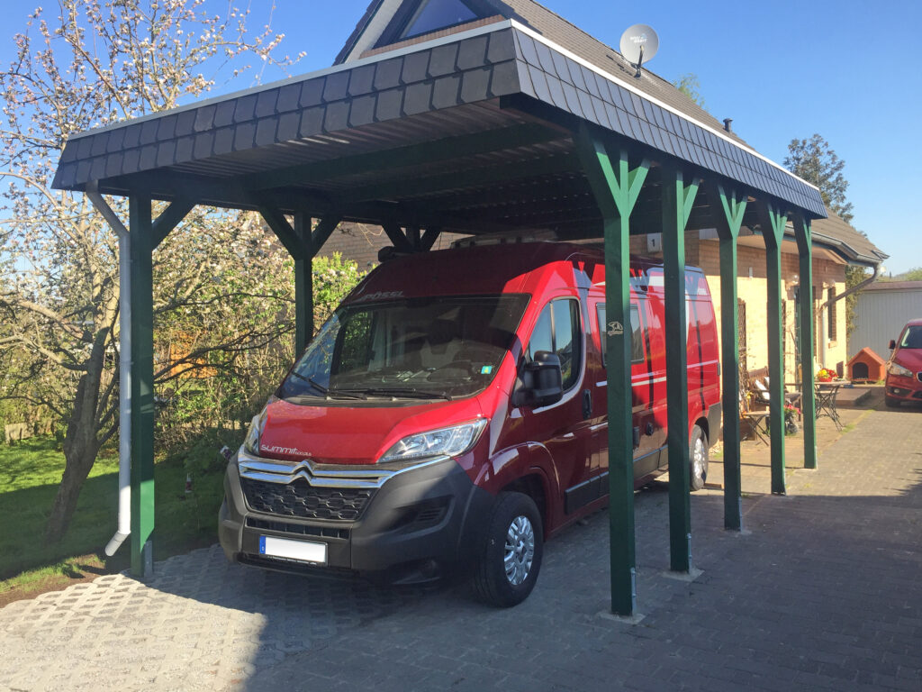 Hochdach Einzelcarport für Wohnmobil mit Schindelblende