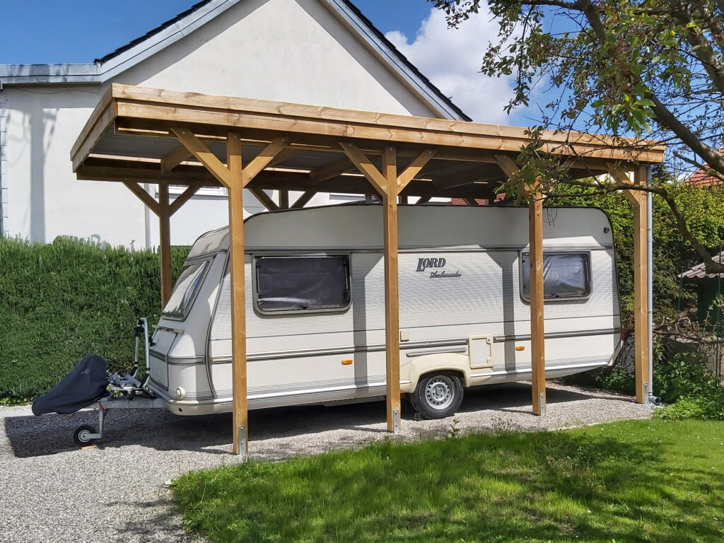 Hochdach Einzelcarport für Wohnmobil mit Holzblende
