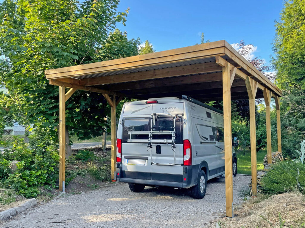 Hochdach Einzelcarport für Wohnmobil mit Holzblende