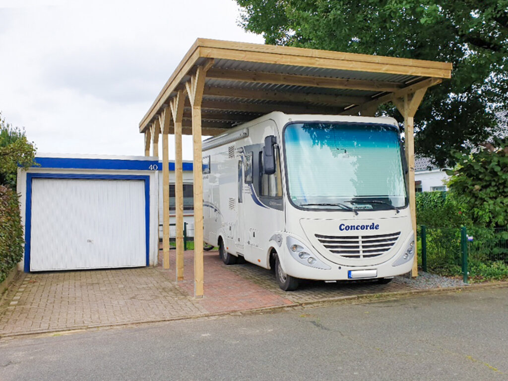 Hochdach Einzelcarport für Wohnmobil mit Holzblende