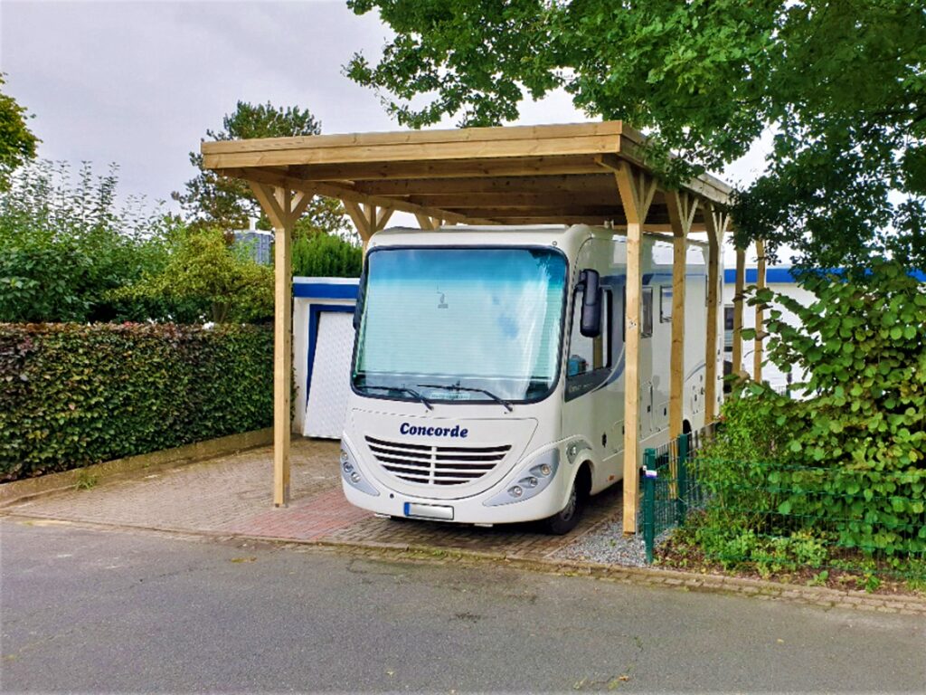 Wohnmobil-Einzelcarport mit Holzblende