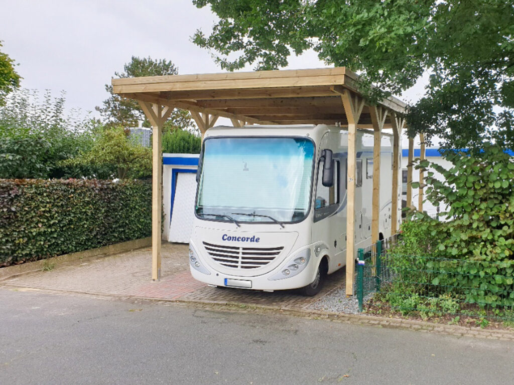 Hochdach Einzelcarport für Wohnmobil mit Holzblende