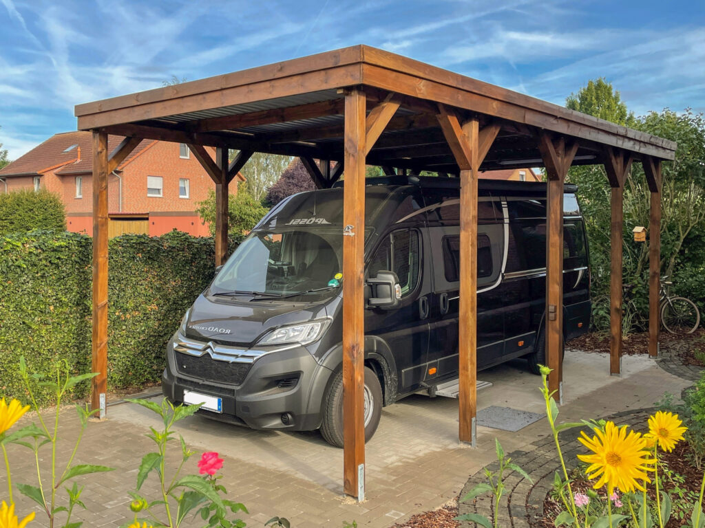 Hochdach Einzelcarport für Wohnmobil mit Holzblende