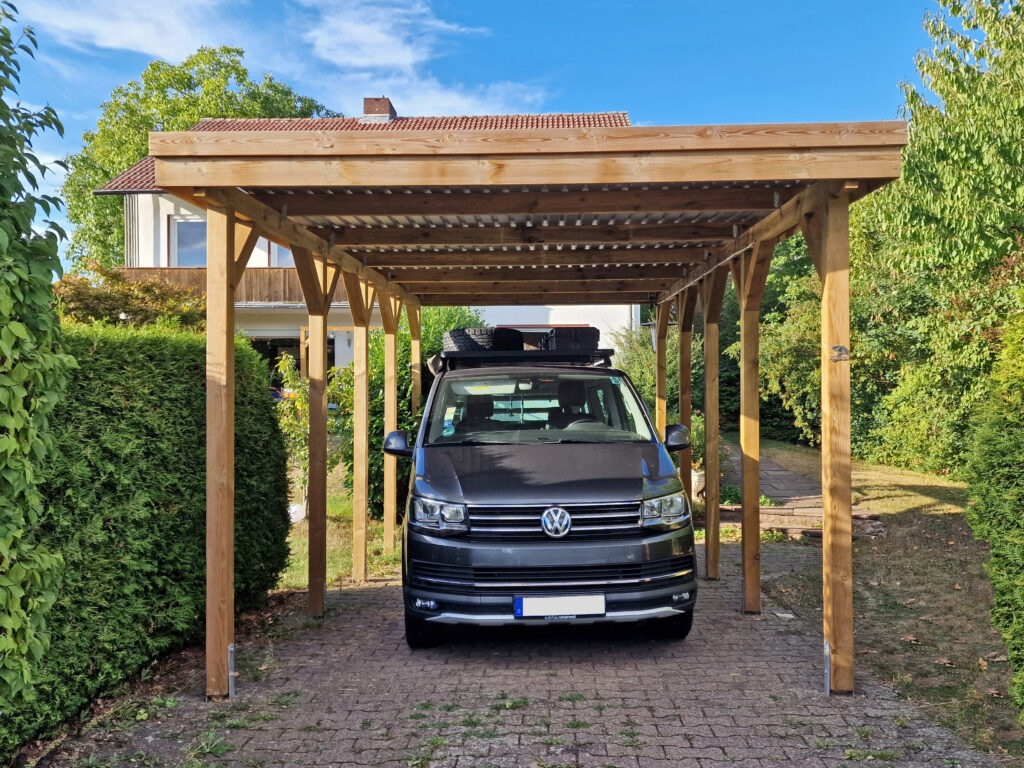 Hochdach Einzelcarport für Wohnmobil mit Holzblende