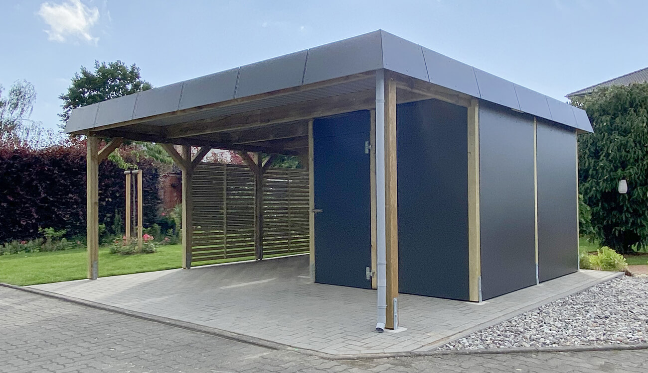 Carport mit Abstellkammer und Dachverkleidung aus HPL-Platten.