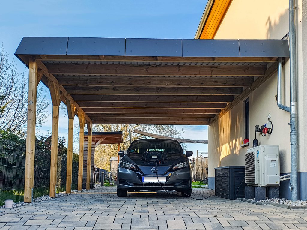 Carport Maßanfertigung am Haus mit HPL-Blende